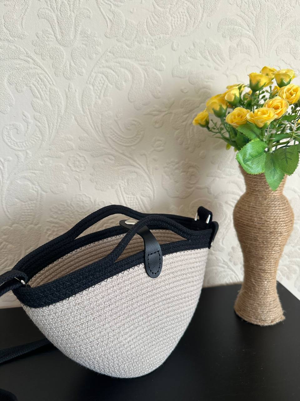 Bolso bicolor de algodón trenzado beige y negro con asa de piel