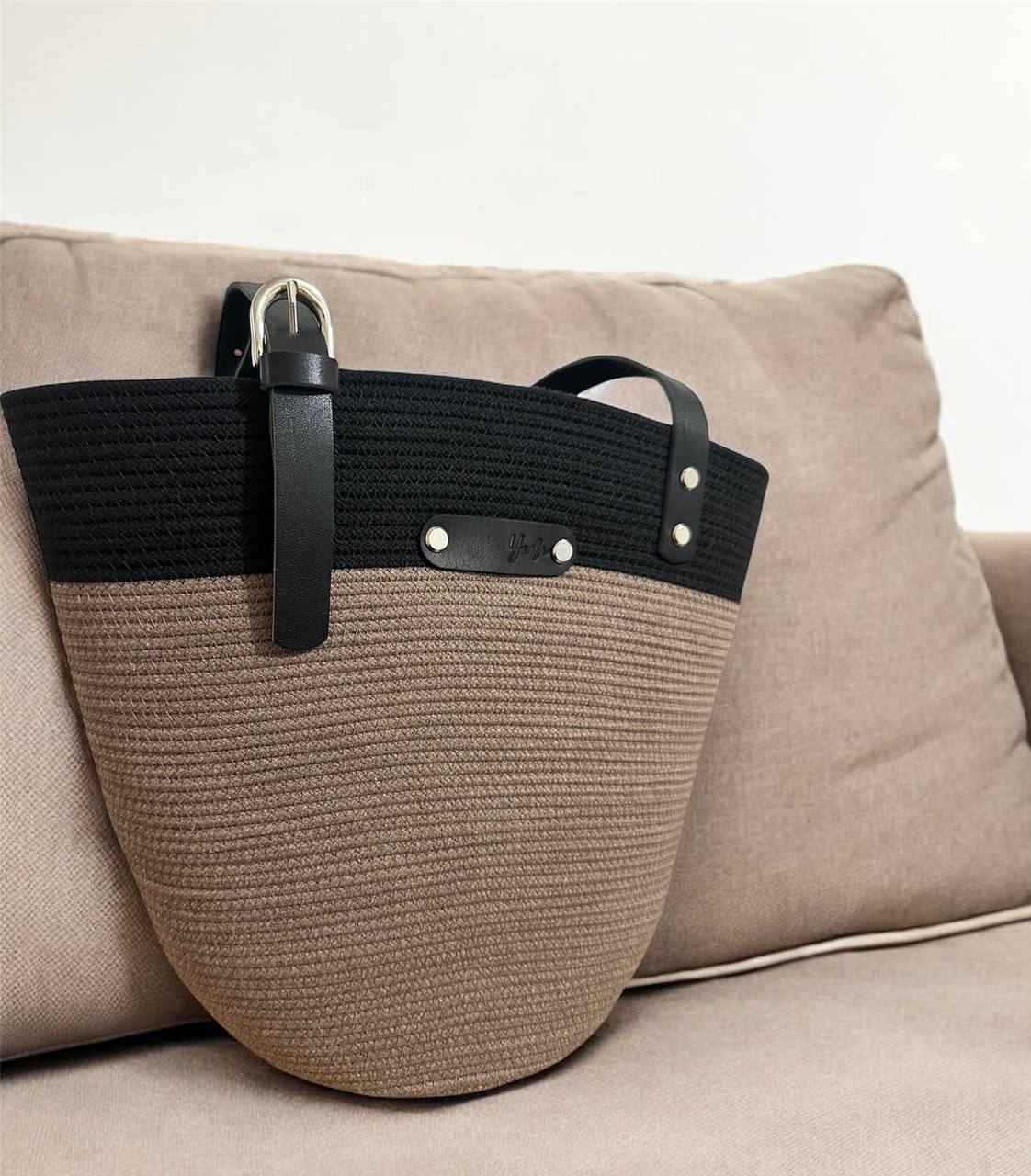 Bolso tote bicolor de cuerda de algodón trenzado en negro y marrón topo, con asa de piel