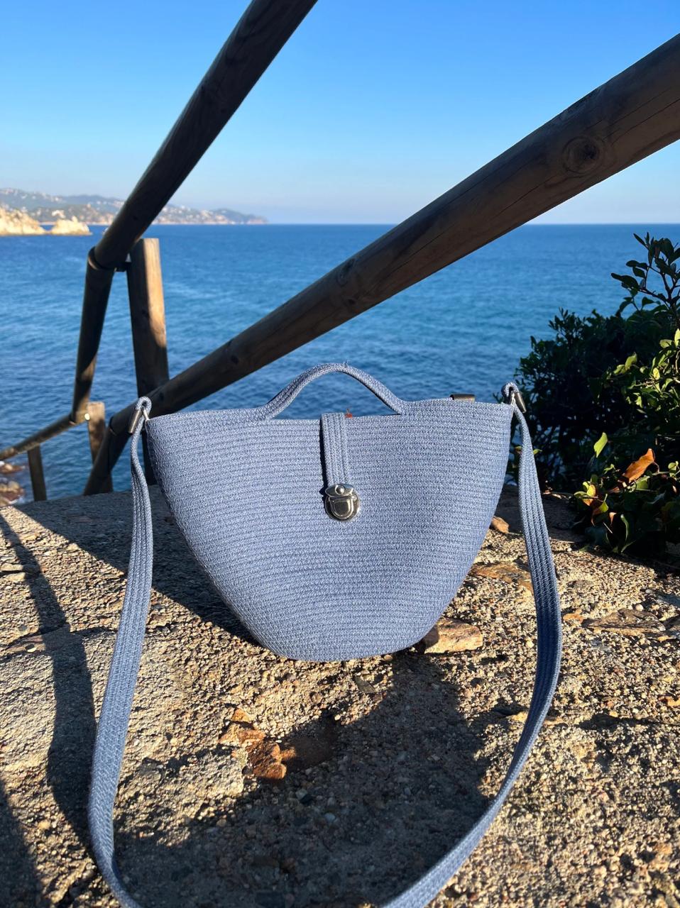 Bolso de cuerda artesanal frente al mar Mediterráneo en Barcelona