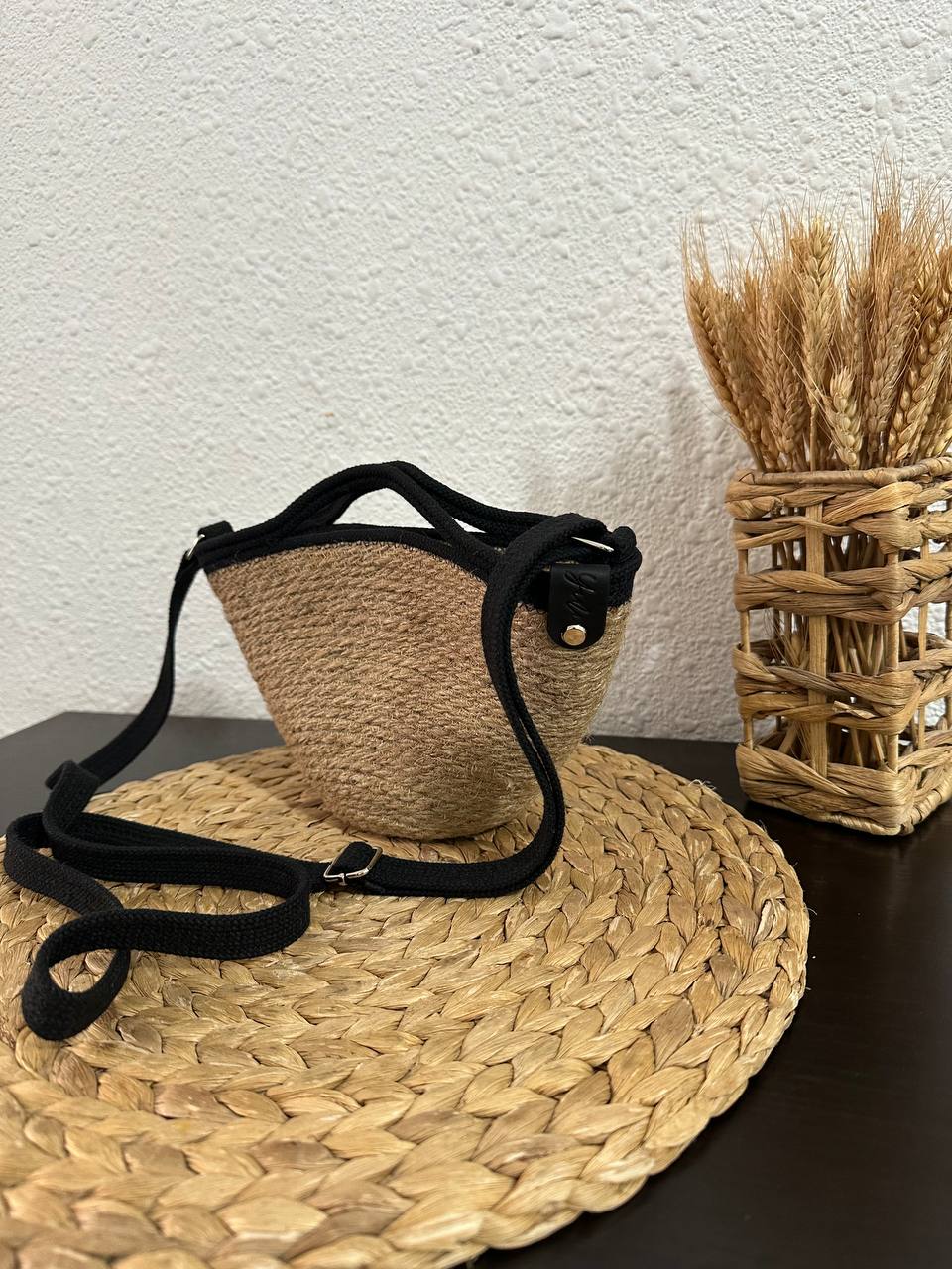 Mini bolso de yute natural con correa larga de algodón negro, estilo boho